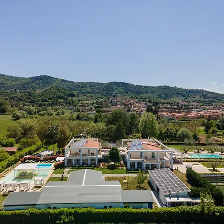 Iconic Wellness & Arezzo