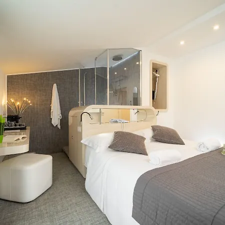 Iconic Wellness & 4*