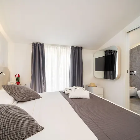 Iconic Wellness & Arezzo